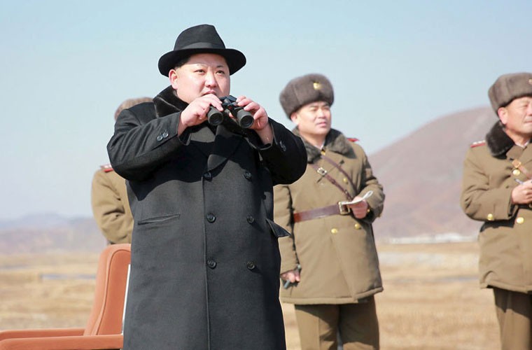 Bức ảnh ghi lại lúc nhà lãnh đạo  Kim Jong-un tới quan sát cuộc diễn tập chung của lực lượng không quân và phòng không trong bối cảnh căng thẳng trên Bán đảo Triều Tiên gia tăng. Nhiều thông tin các báo cho biết, ông Kim đã ra chỉ thị triệu tập các phi công lái máy bay chiến đấu tới một sân bay và kiểm tra kỹ năng chiến đấu của họ ngay lúc đó.